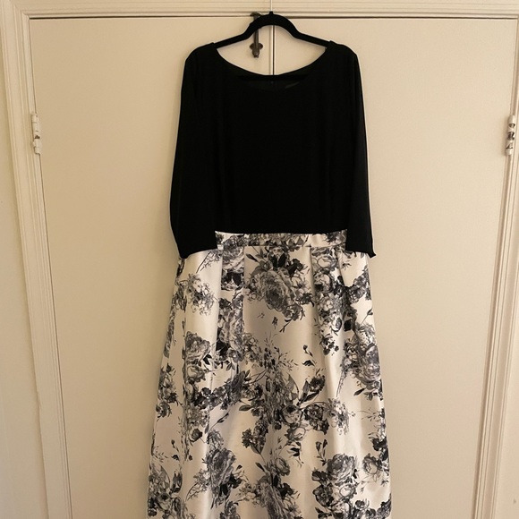 Adrianna Papell Dresses & Skirts - WORN ONLY ONCE! Adrianna Papell Ballgown US 22